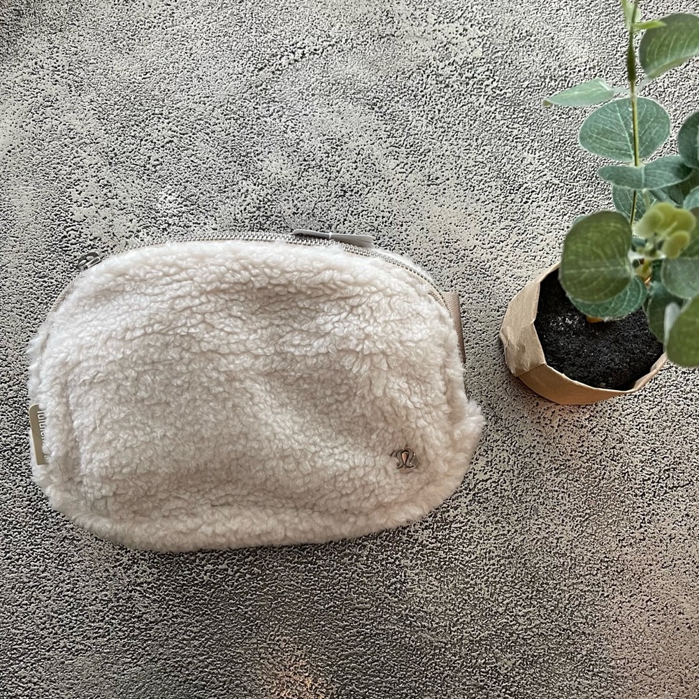 🤍 LULULEMON NWT IN HAND Everywhere Fleece Belt Bag Natural Ivory/Trench